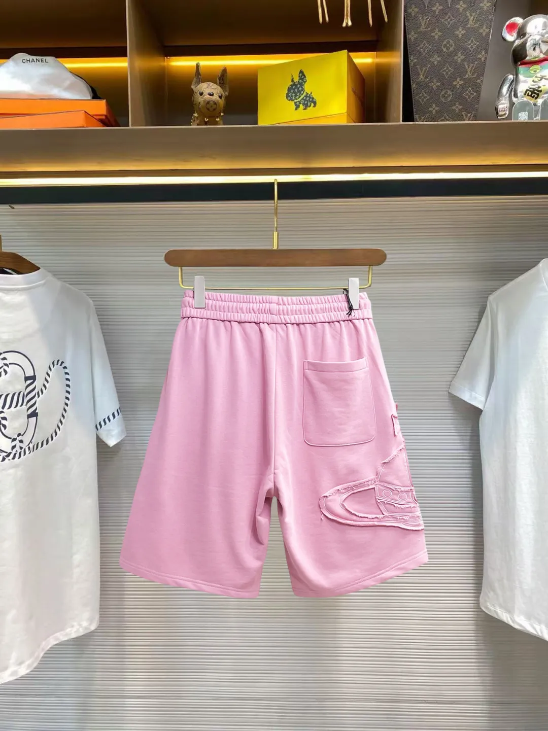 The Queen Mother's three-standard complete 2026 summer New Arrival men's casual shorts, advanced custom-made fabric Breathable fabric, Breathable elasticity and comfort, impeccable details, top-grade accessories, original logo design concept, delicate and soft feel! The upper body fit is awesome! Size: M-XXXL Please state your height and weight when ordering
